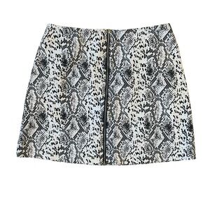 Black and White A-line Mini Skirt for Casual Wear Small